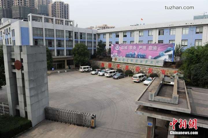 長沙市坪塘勞動教養(yǎng)管理所采購我公司定制生產(chǎn)的11KW二用一備自來水加壓泵站一套，本設(shè)備供水范圍為5公里，供水人數(shù)為3600人，目前本自來水加壓泵站運行平穩(wěn)，高效節(jié)能，受到了管理所的一致好評！